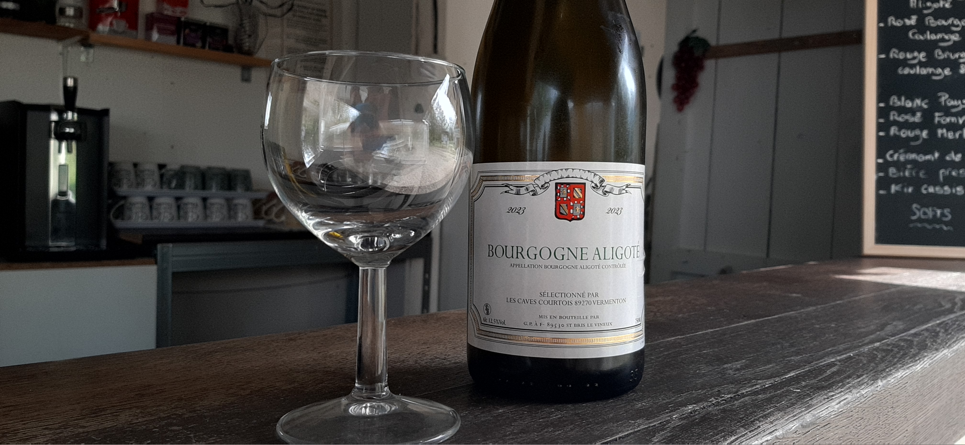 Photo d'une bouteille de vin blanc Bourgogne Aligoté et un verre à vin
